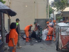 Babinsa Koramil 02/Sawah Besar Bantu PPSU Dan Warga Bersihkan Sampah