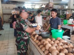 Monitoring Harga Sembako dan Keamanan Pasar, Babinsa Koramil 05/KJ Berinteraksi dengan Pedagang dan Pembeli