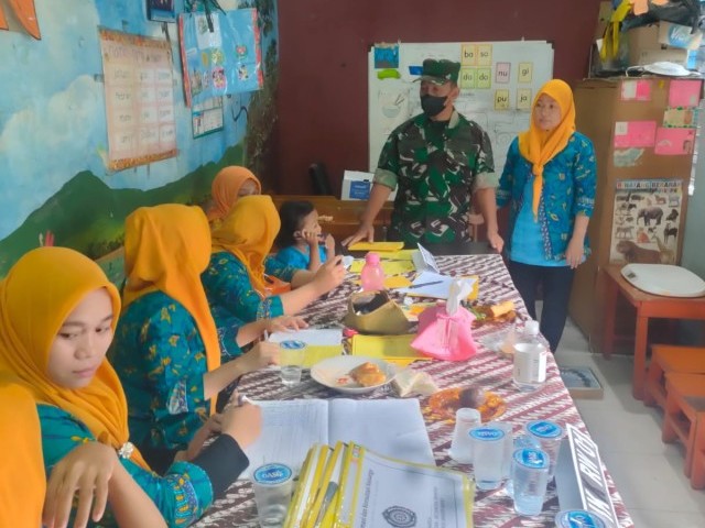 Serma Agus W dan Sertu Sarip Monitoring Giat Posyandu di Wilayah Binaan