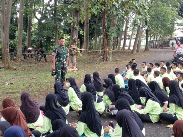 Latihan Dasar Kepemimpinan siswa-siswi SMP Islam Al-Ikhlas di Asrama Batalyon Infanteri Mekanis 201/JY