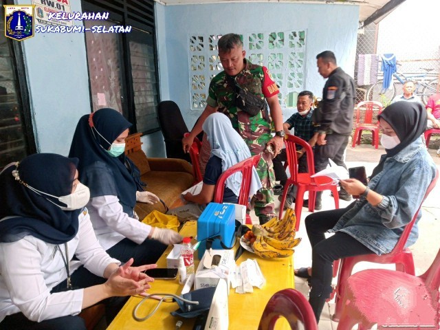 Babinsa Koramil 05/KJ Bersama Tiga Pilar Laksanakan Pendampingan Vaksinasi Covid-19