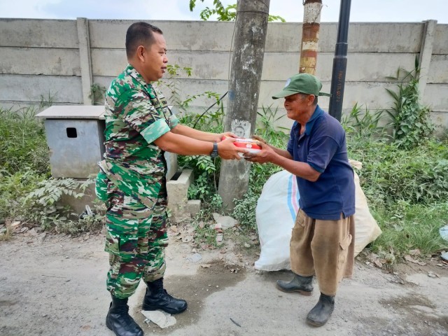 Jum'at Berkah, Anggota Kodim 0510/Tigaraksa Bagikan Makanan Siap Saji