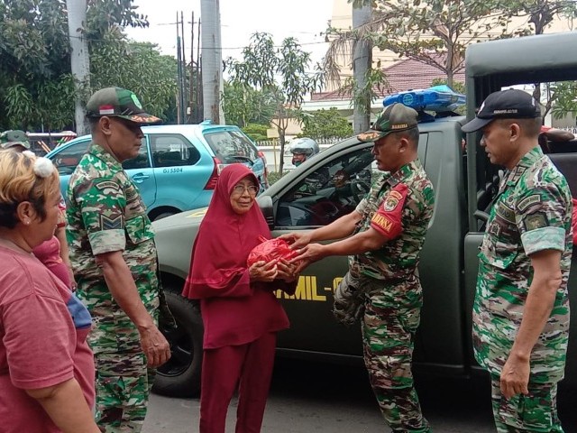 Jumat Berkah, Koramil-02/Penjaringan Bagikan Paket Sembako