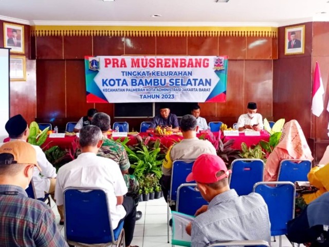 Turut Kawal Pembangunan, Babinsa Koramil 03/GP Hadiri Pra Musrenbang 2023 Tingkat Kelurahan Kota Bambu Selatan