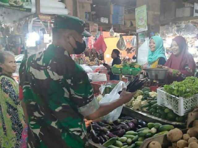 Babinsa Koramil 05/KJ Peltu Ampa Uleng Pantau Situasi Keamanan dan Harga Sembako di Pasar Patra