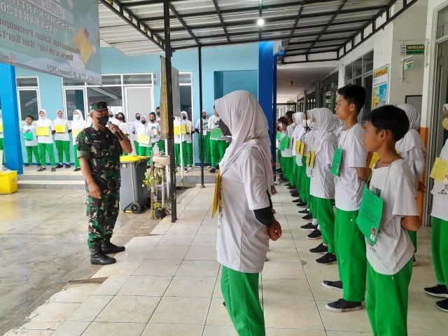 SAMPAIKAN WASBANG, BABINSA LATIH PBB KEPADA PESERTA LATIHAN DASAR KEPEMIMPINAN SISWA (LDKS) DI SMP KARTIKA KALIDERES