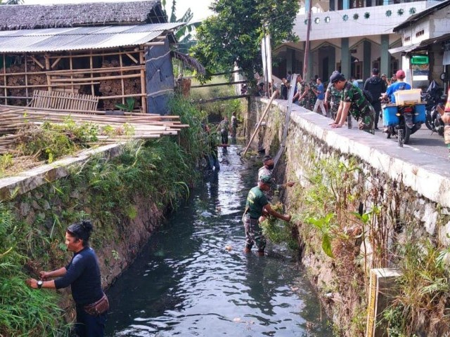 Bamin Bakti Karya Bakti Bersihkan Saluran Air Dan Jalan Umum