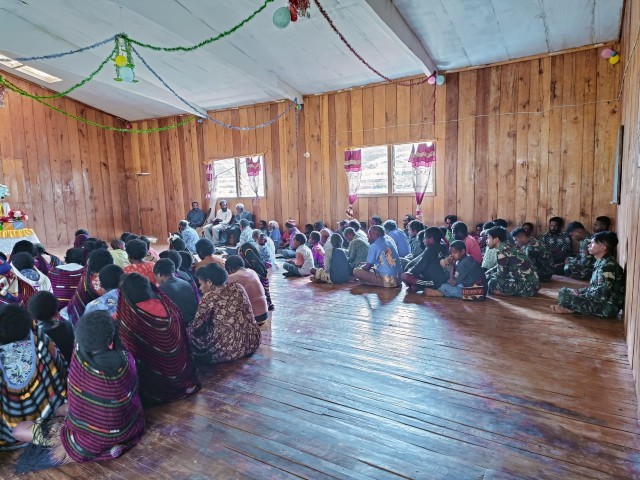 Tingkatkan keimanan, Satgas Yonif Mekanis 203/AK laksanakan Ibadah bersama Jemaat Gereja Mowi