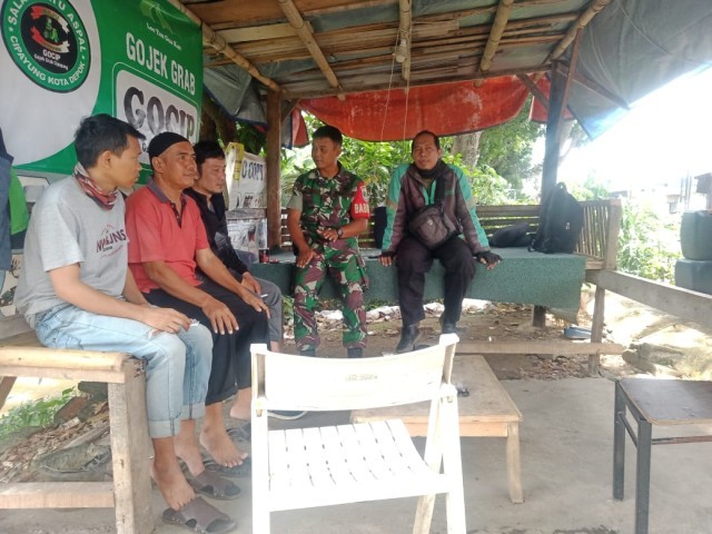 Komsos Babinsa dengan Warga dan Ojol di Pangkalan Ojol Jln. Raya Cipayung  Kota Depok