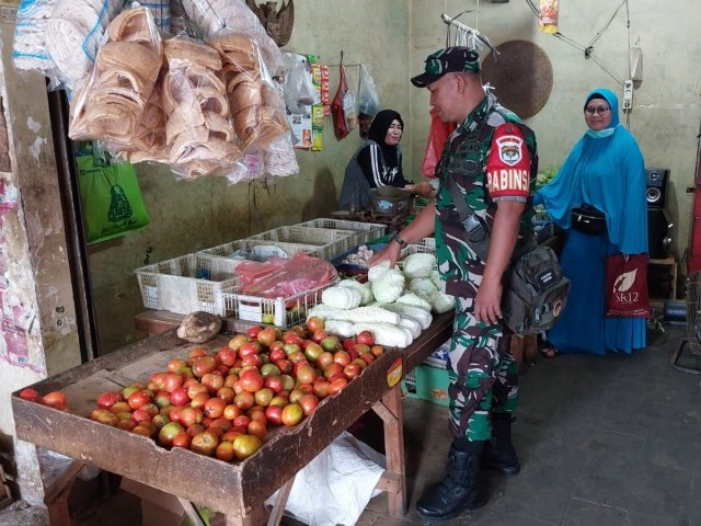Cek Harga Sembako, Babinsa Koramil 05/KJ Sertu Yusuf Iskandar Blusukan ke Pasar Tradisional
