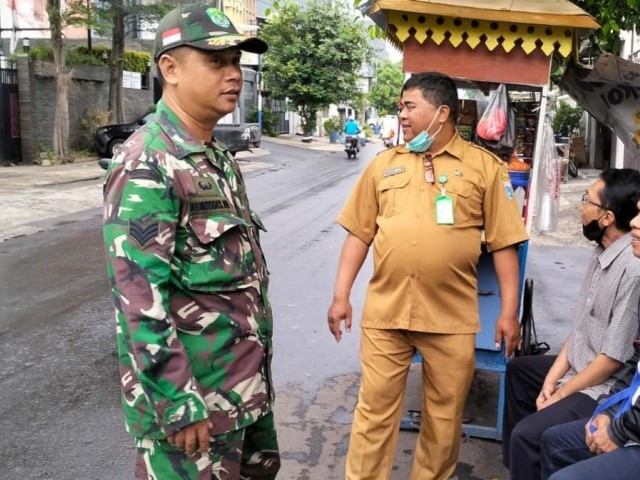 Babinsa Koramil 01/Tamansari Gelar Komsos Jalin Tali Silaturahmi Bersama Staf Kelurahan