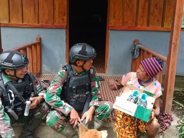 Sering melihat Mama Wendius berjalan tanpa alas kaki, Satgas Yonif Mekanis 203/AK berikan sepatu