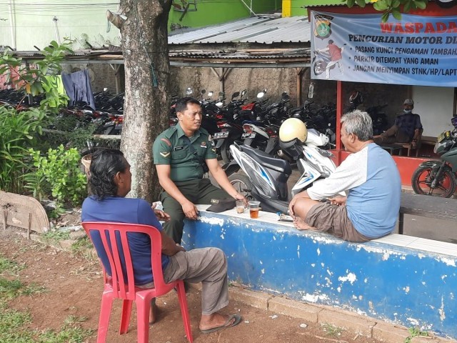 Komsos Babinsa Bersama Tomas, Bahas Keamanan Dan Ketertiban Lingkungan