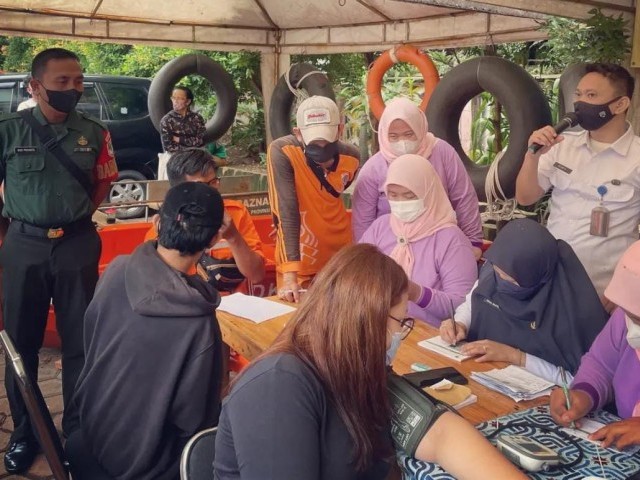 Babinsa Bersama Tiga Pilar Laksanakan Monitoring dan Pengamanan Kegiatan Vaksinasi Booster di Kelurahan Semanan