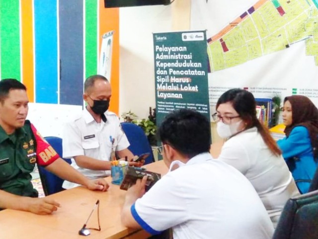 Tingkatkan Sinergitas, Babinsa Koramil 03/GP Serda Rinto Komsos Dengan Aparatur Kelurahan Jatipulo