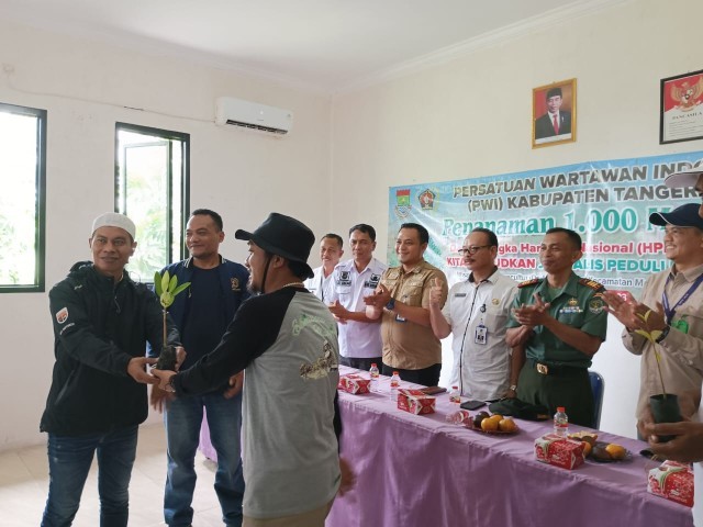 Bersama PWI, Danramil 09/Mauk Tanam 1000 Bibit Pohon Mangrove