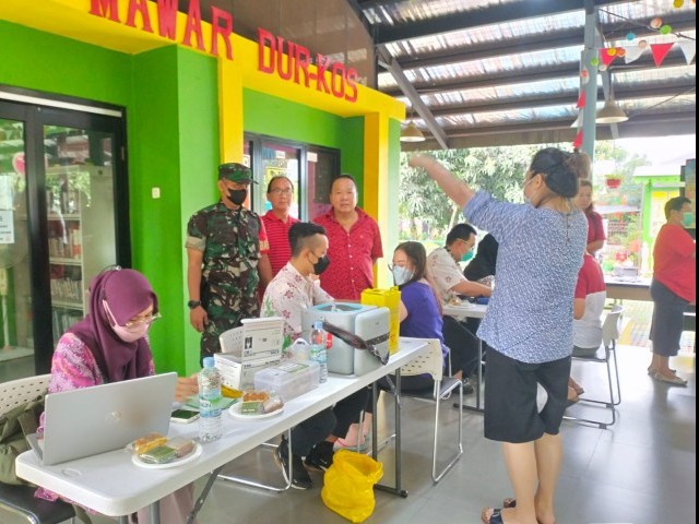 Babinsa kembali memantau pelaksanaan Vaksinasi Booster di RPTRA Mawar