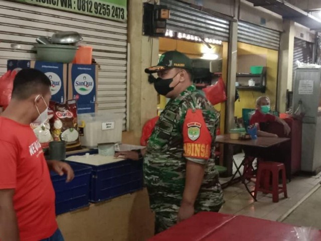 Laksanakan Atensi Komando Atas, Babinsa Serma Ery H Pantau Perkembangan Harga Bahan Pokok