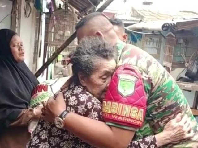 Babinsa Masuk Dapur Warga, Peluk Haru Dari Ibu Rihani Untuk Babinsa Jatiwaringin