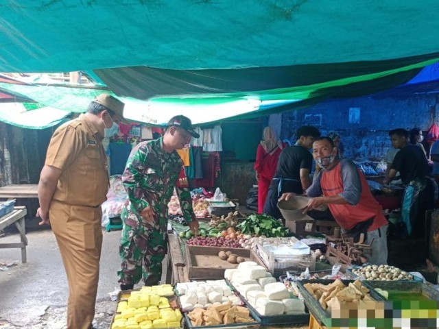 Cek Harga Sembako, Babinsa Koramil 01/Tamansari Turun Kepasar