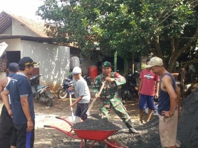 Babinsa Koramil 14/Panongan bantu warga binaan perbaiki jalan
