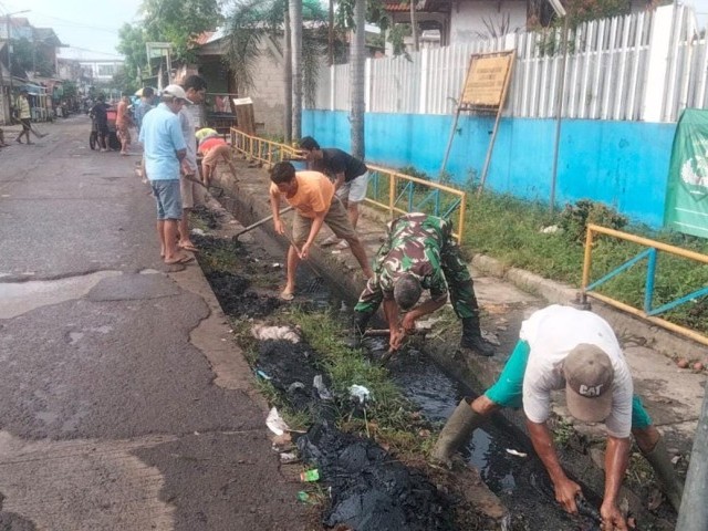 Gotong Royong Bersihkan Parit, Babinsa Cegah Banjir