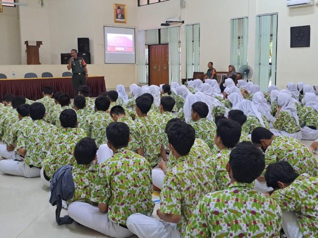 Army go to school Babinsa Koramil 08 Jagakarsa Bentuk Disiplin Generasi Muda