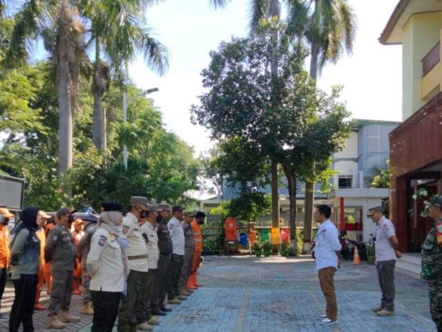 BABINSA BERSAMA TIGA PILAR TEGAL ALUR LAKSANAKAN APEL DALAM RANGKA PENERTIBAN PEDAGANG KAKI LIMA DI WILAYAH BINAAN TEGAL ALUR KORAMIL 06/KD