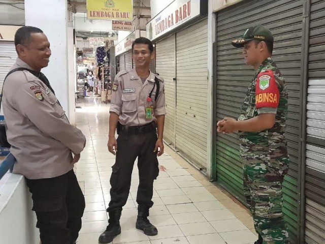 Tingkatkan Keamanan, Babinsa Koramil 04/Ck Silahturahmi di Pasar PD Jaya Cengkareng