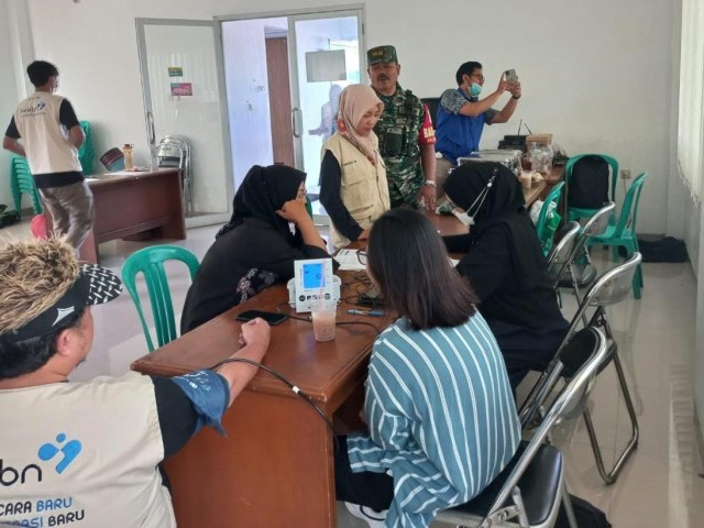 Dua Babinsa Kelurahan Serua Indah Monitoring Pelaksanaan KB Di Wilayah Binaan