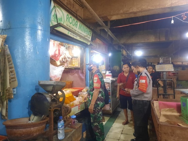 Pastikan Harga Stabil, Sertu Sadikin Laksanakan Pendataan dan Pengecekan Harga Bahan Pokok di Pasar Mitra
