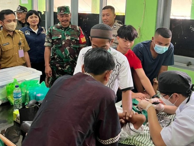 BABINSA DAN TIGA PILAR TEGAL ALUR HADIRI SUNAT MASSAL, BEKERJA SAMA DENGAN YAYASAN KASIH ANUGERAH DAN LMK KEL. TEGAL ALUR