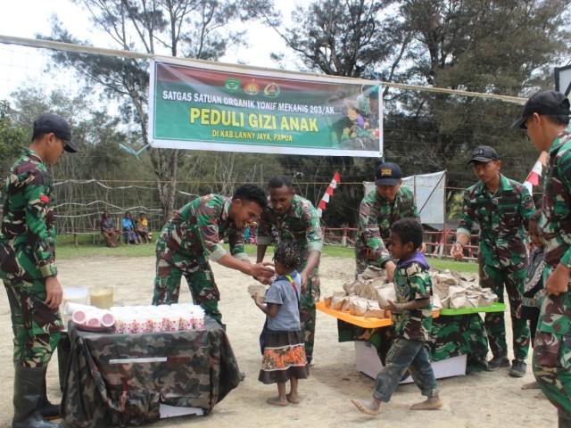 Satgas Yonif Mekanis 203/AK Peduli Gizi Anak