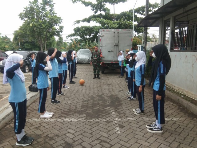 Babinsa Koramil 04/Ciledug Latih PBB Siswa SDN 07 Inpres