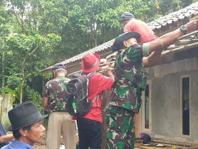Sinergitas tiga pilar Kecamatan Panongan bersama semua elemen masyarakat di wujudkan dengan program Bedah Rumah