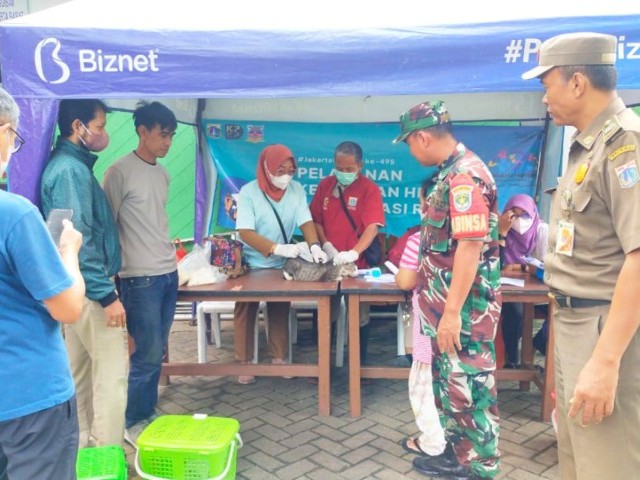 Sinergitas Babinsa Koramil 03/GP Bersama Tiga Pilar Kemanggisan Pantau Pelaksanaan Vaksinasi Hewan Peliharaan