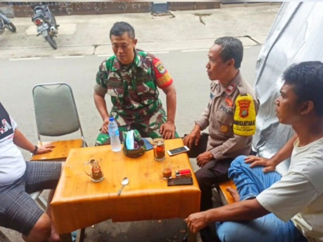 Duet Kompak Babinsa Koramil 03/GP Serda Kamit Dan Bhabinkamtibmas Komsos Bersama Warga Grogol