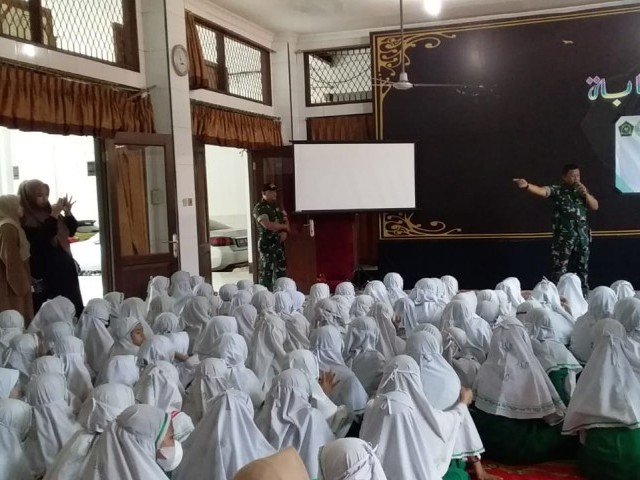 Lingkungan Sekolah Aman, Koramil 08/Duren Sawit Laksanakan Kegiatan Army Go To School
