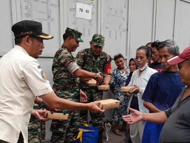Koramil 02/TB Dipimpin Danramil Kapten CHB Wahidin Berbagi Makanan di Jumat Berkah