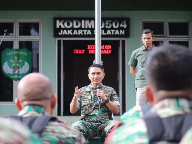 Pengawasan Personel, Dandim 0504/JS Berikan Jam Komandan
