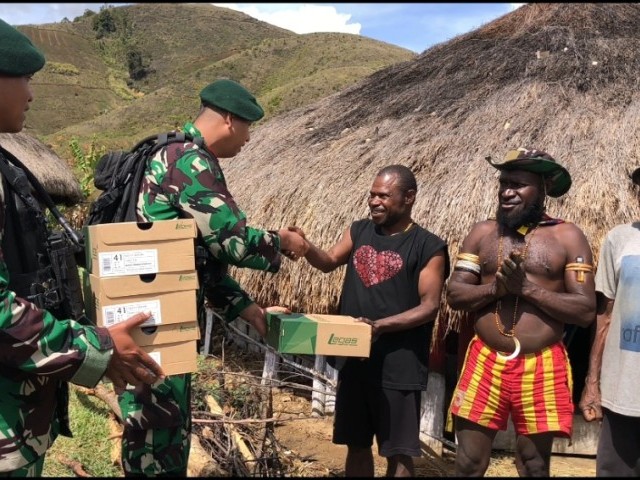 Pos Malagayneri Satgas Yonif Mekanis 203/AK laksanakan Anjangsana ke rumah Tokoh Masyarakat Distrik Malagayneri