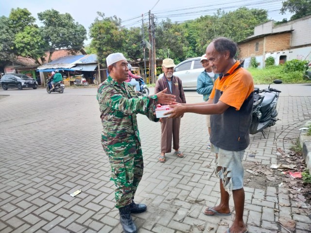 Rasa Empati Sesama, Kodim 0510/Tigaraksa Rutin Berbagi di Jumat Berkah