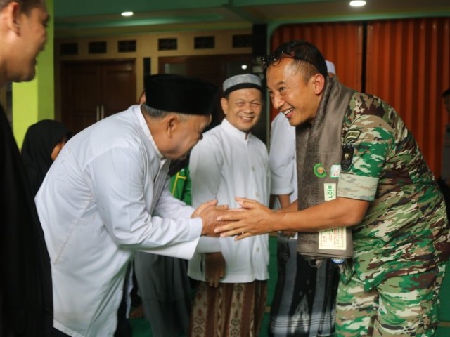 SASAR PONPES AL- ISTIQOMAH DANREM 052/WKR BERIKAN SANTUNAN