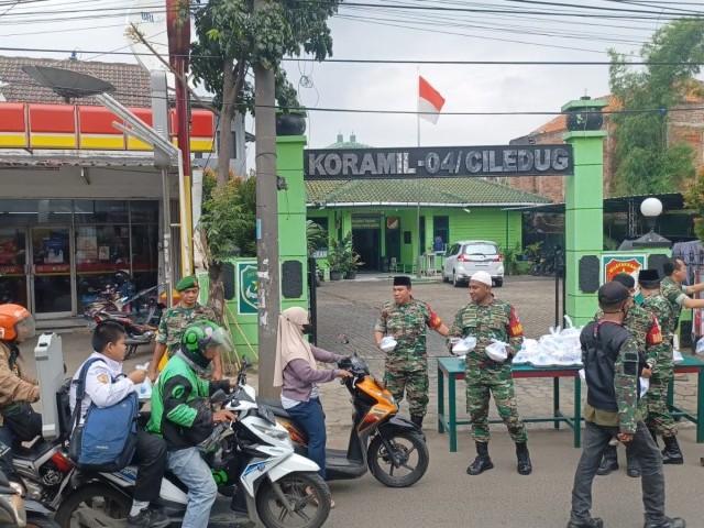 Danramil 04/Ciledug Pimpin Jum'at Berkah, Bagikan 150 Nasi Box