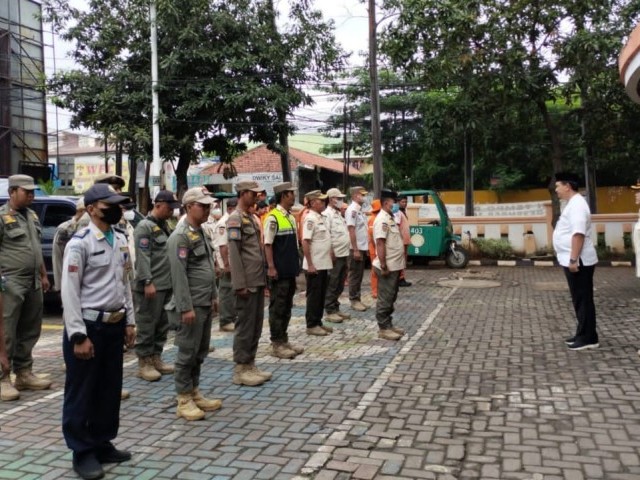 PENATAAN WILAYAH. BABINSA KORAMIL 06/KD BERSAMA TIGA PILAR LAKSANAKAN APEL DALAM RANGKA PENERTIBAN PKL DI DEPAN PASAR RAWA LELE KALIDERES