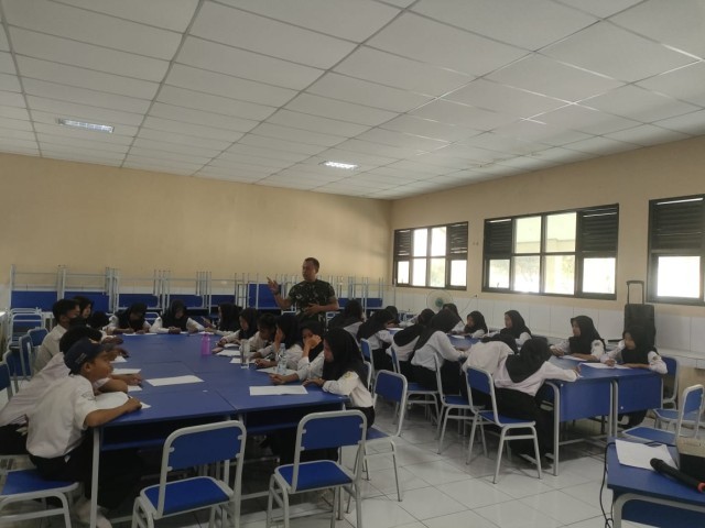 Sertu Wastono Berikan Latihan Dasar Kepemimpinan OSIS di SMPN 1 Jambe
