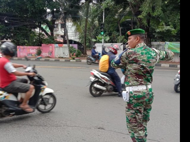 Peran Aktif Provost Rindam Jaya Bantu Atur  Lalu Lintas, Berikan Rasa Aman dan Nyaman Kepada Pengguna Jalan