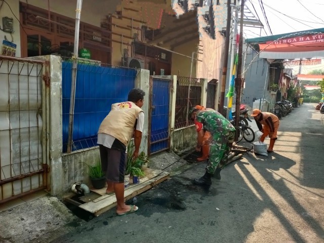 Babinsa Koramil 05/Cilincing  Bersihkan Sampah di Kampung Pancasila
