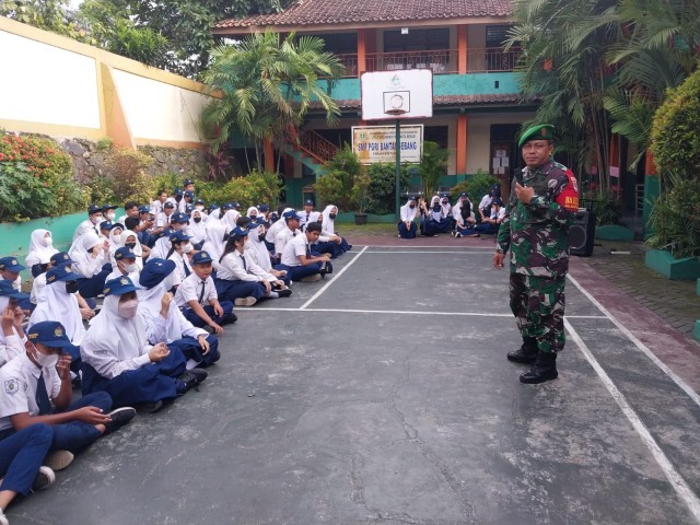 Ingatkan Makna Dari Pancasila, Amanat Babinsa Bantargebang Saat Pimpin Upacara Di SMP PGRI