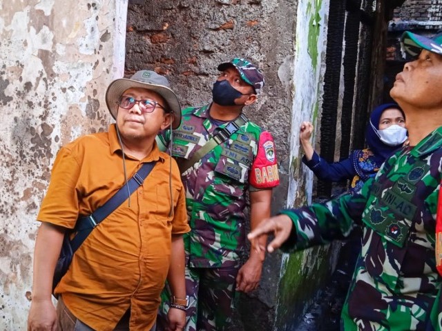 Ikut Berduka, Danramil 03/GP Kapten Inf Sriyanto Serahkan Bantuan Sosial Kepada Korban Kebakaran Palmerah